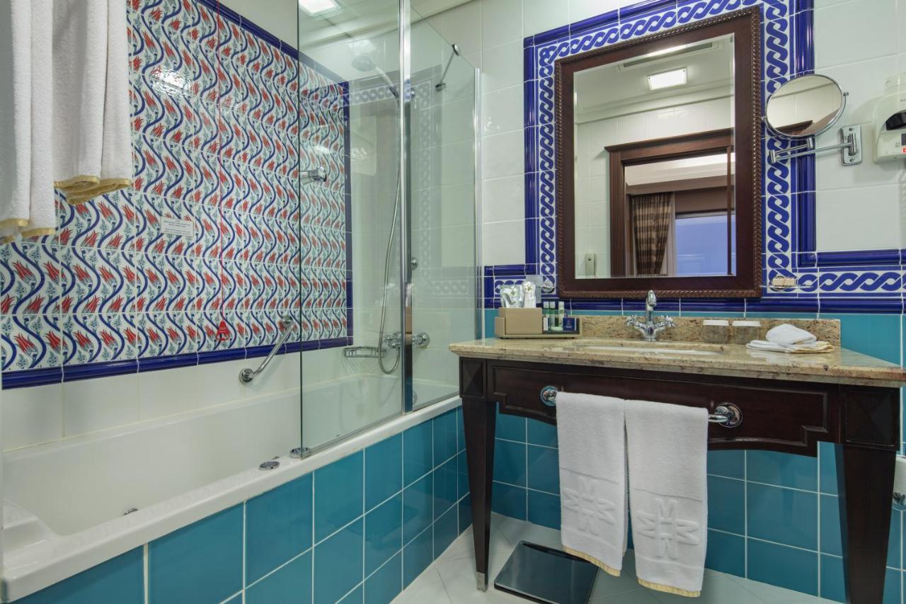 Deluxe Room (2 Adults + 1 Child)